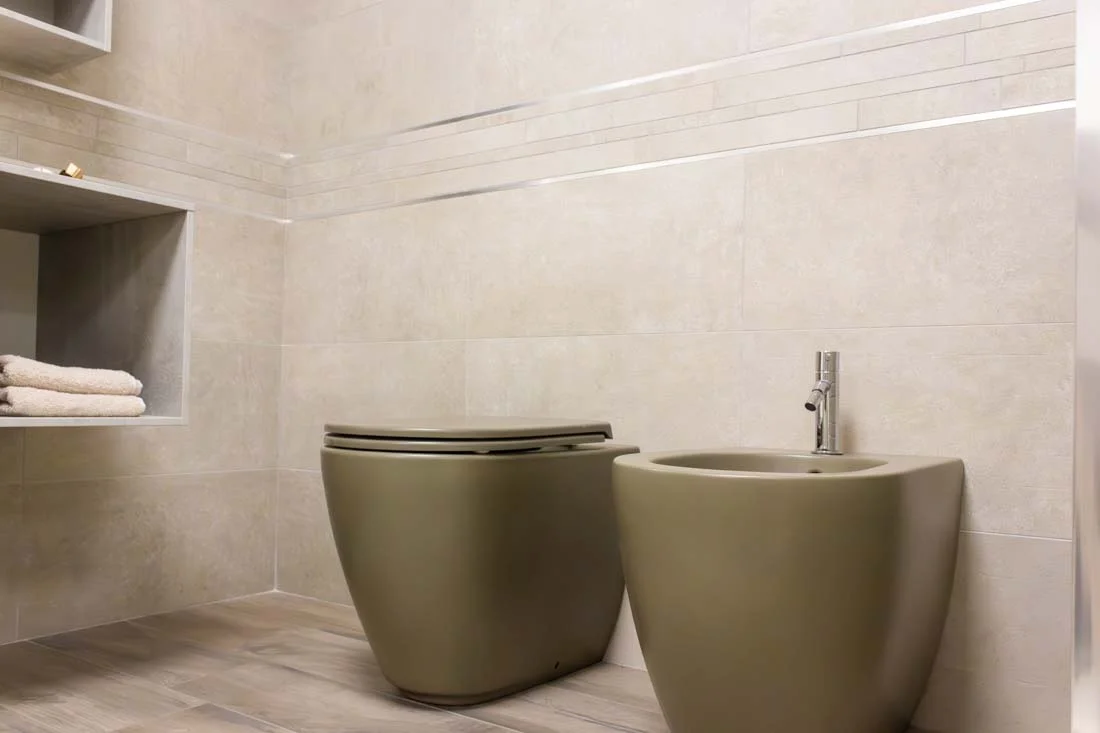 Sanitari colorati coordinati con rivestimenti chiari