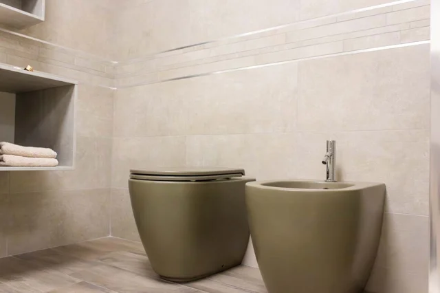 Sanitari colorati coordinati con rivestimenti chiari
