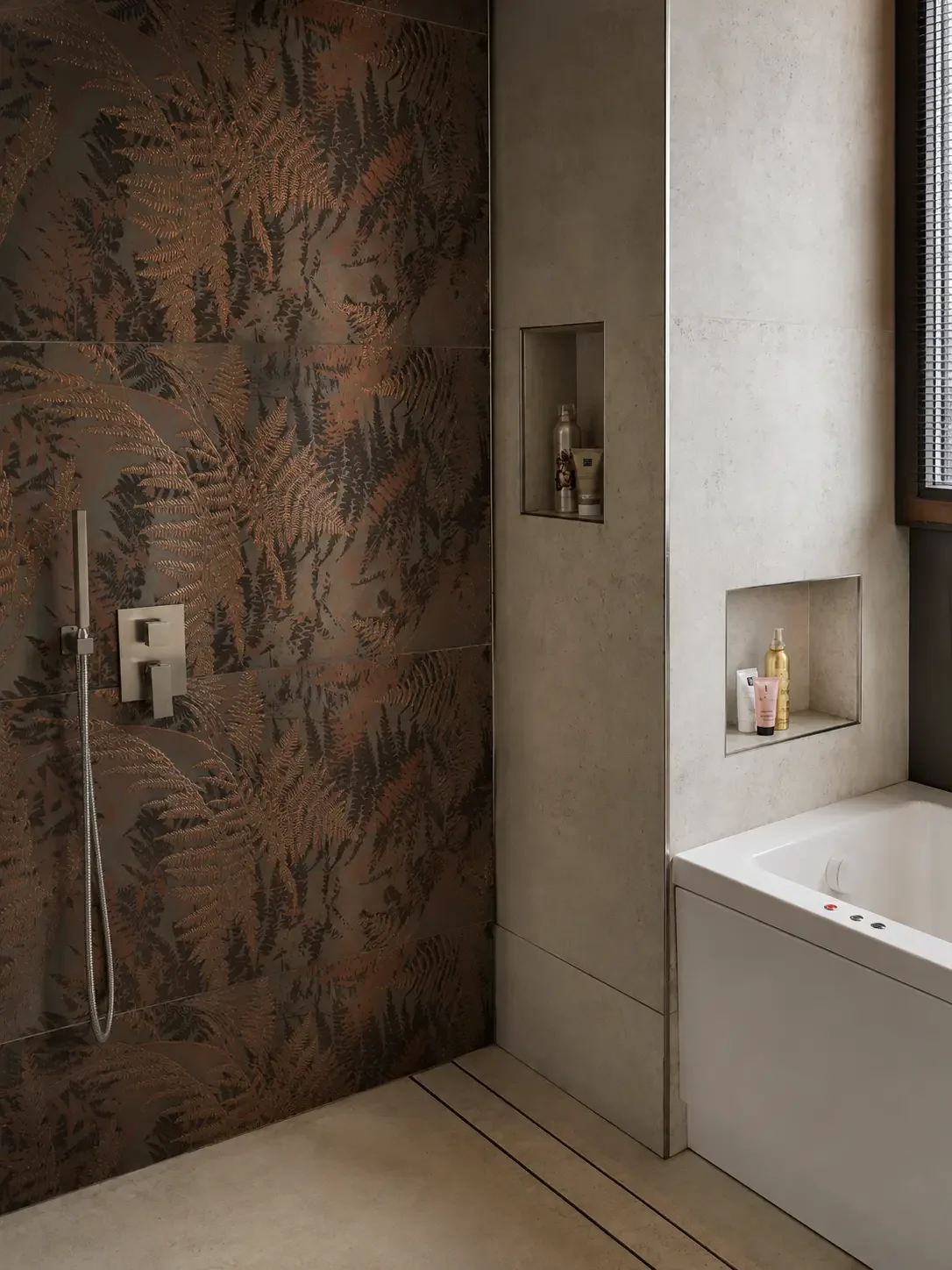 Doccia con rivestimento decorativo botanico accanto alla vasca